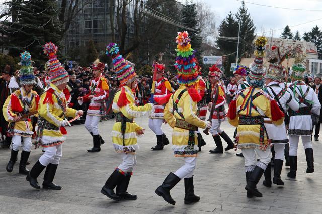 Cel mai mare Festivalul al Obiceiurilor de Iarnă din România a atras peste 10.000 de spectatori în centrul Sucevei