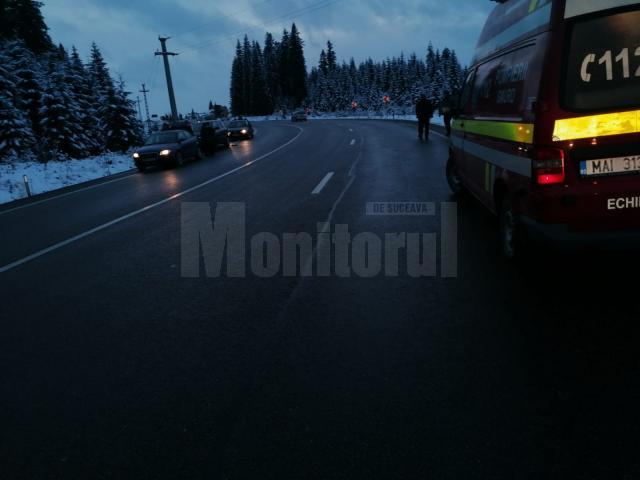 O maşină s-a răsturnat sâmbătă după-amiază la Poiana Stampei