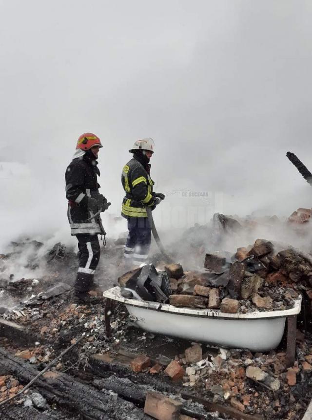 Interventia pompierilor a fost grea, din cauza lipsei unui drum de acces