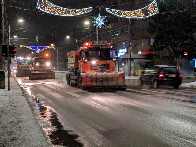 În municipiul Suceava s-a intervenit la deszăpezire cu 15 mașini mari și 6 mici, inclusiv pe trotuare