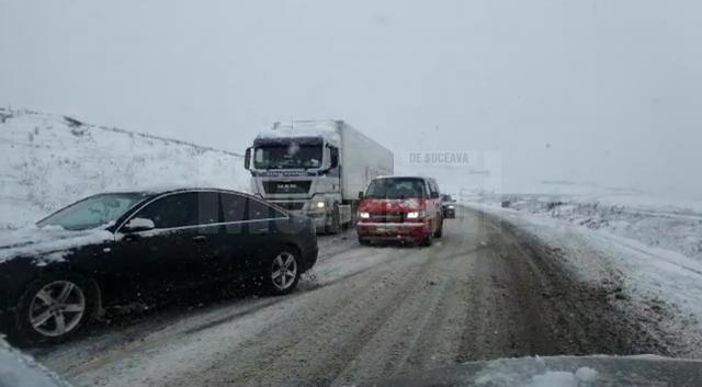 Circulaţia auto pe şoseaua de centură a municipiului Suceava se derula ieri, la orele prânzului, extrem de dificil