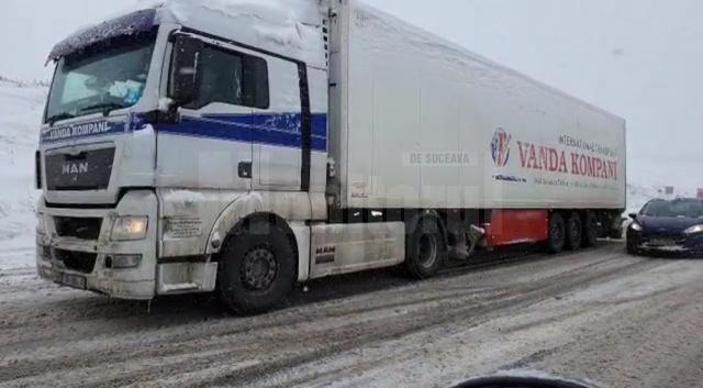 Circulaţia auto pe şoseaua de centură a municipiului Suceava se derula ieri, la orele prânzului, extrem de dificil