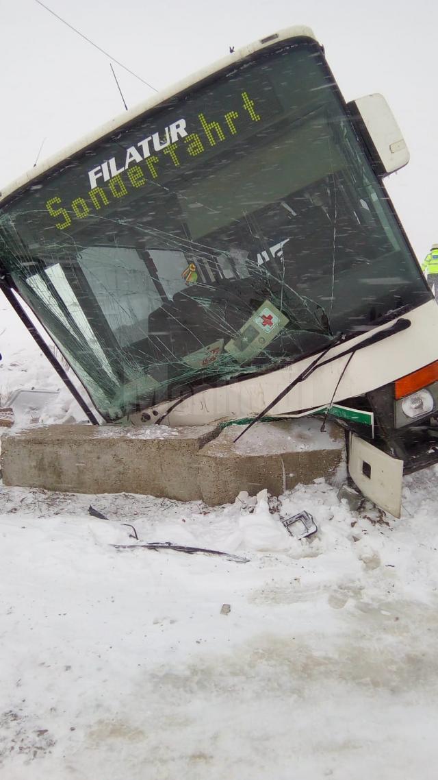 Autobuzul a intrat în coliziune cu un cap de pod