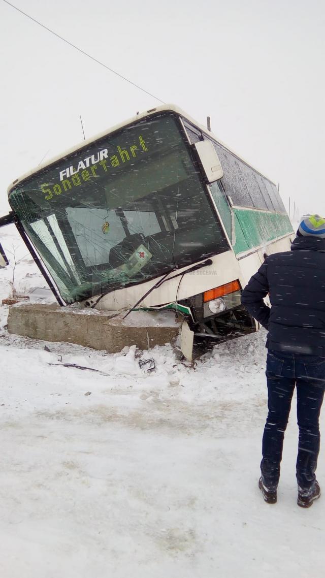 Autobuzul a intrat în coliziune cu un cap de pod