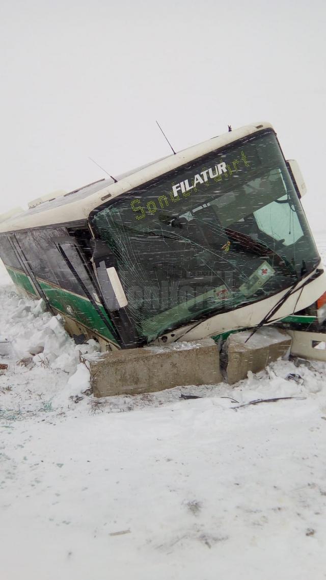 Autobuzul a intrat în coliziune cu un cap de pod