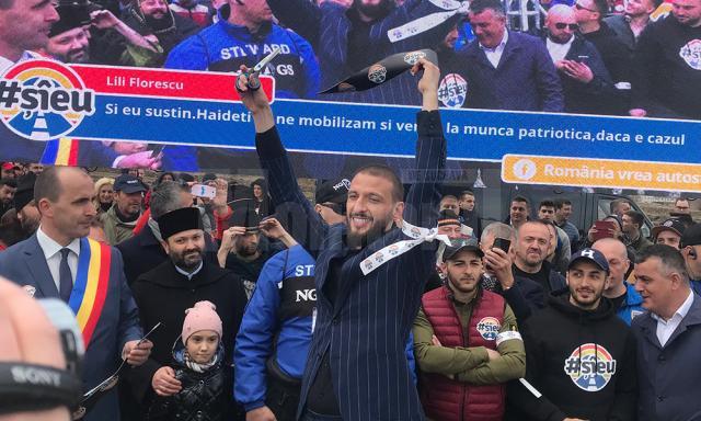 Omul de afaceri sucevean Ştefan Mandachi la inaugurarea primului metru de autostradă din Moldova, pe care l-a construit din bani proprii