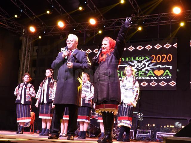 Primarul Ion Lungu și cântăreața Andra Matei, anunțând trecerea în Noul An, 2020