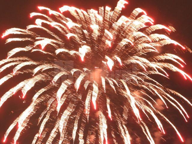 Focuri de artificii în centrul Sucevei, la Revelion 2