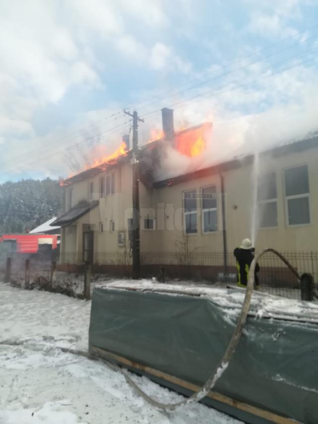 Incendiul pornit de la acoperiş a lăsat pagube mari în urmă