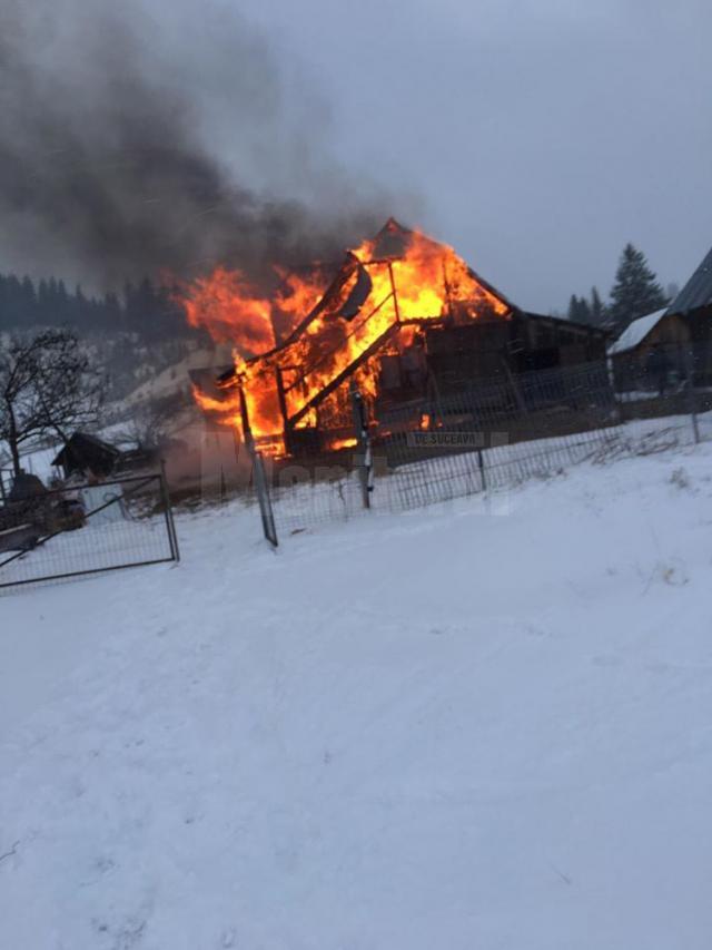 Casa familiei a fost distrusă de flăcări