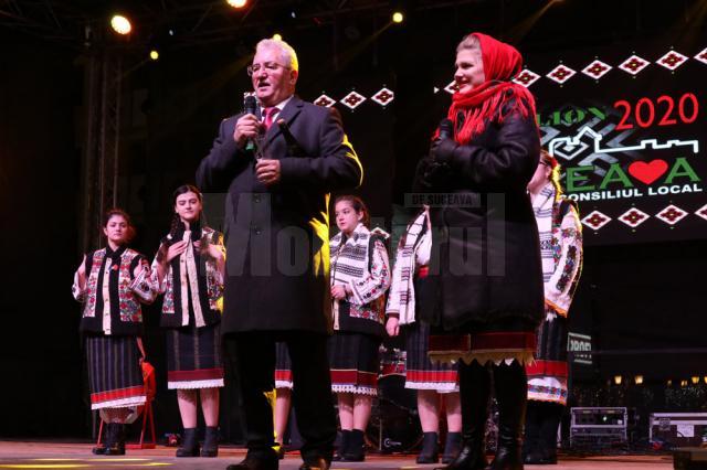 Primarul Ion Lungu și cântăreața Andra Matei, anunțând trecerea în Noul An, 2020