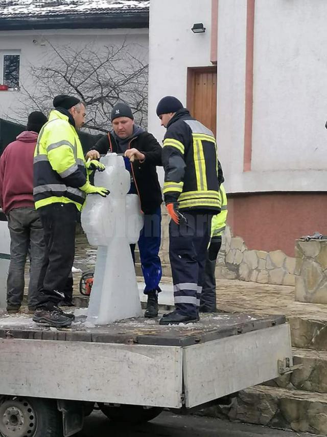 Cruce de gheață făcută de pompierii din Bosanci la Biserica Militară din Suceava