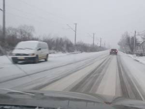 Circulația s-a desfășurat în condiţii de iarnă pe mai multe drumuri din judeţ