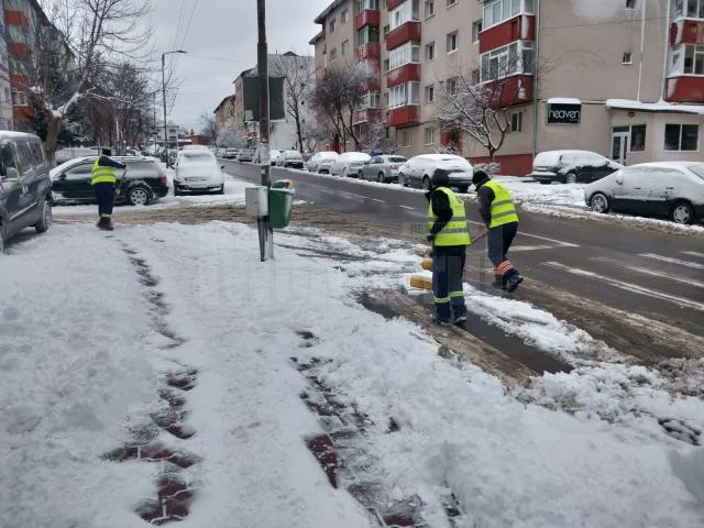 Peste 200 de tone de sare şi zeci de utilaje folosite pentru deszăpezirea străzilor Sucevei, de Bobotează