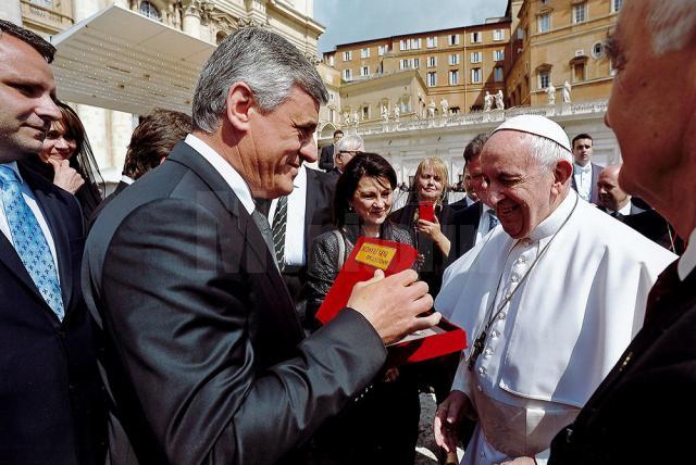 Primarul Ioan Pavăl a înmânat distincţia din partea Primăriei Dumbrăveni Papei Francisc