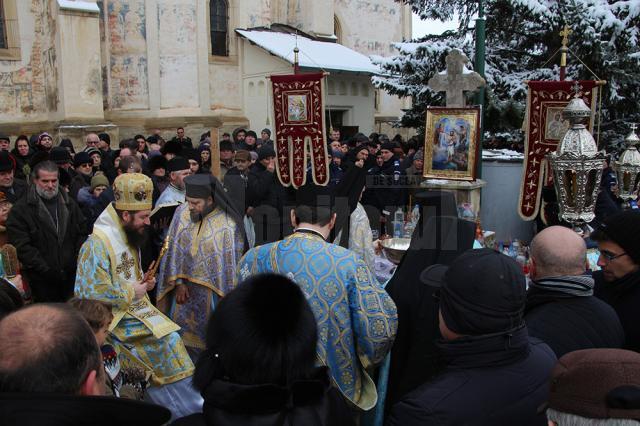 Episcopul Vicar Damaschin Dorneanul, la sfinţirea apei în curtea Mănăstirii "Sf. Ioan cel Nou" de la Suceava