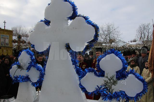 Preoții, pompierii voluntari şi credincioşi din Bosanci, în procesiune de sfinţire prin comună în ziua Botezului Domnului