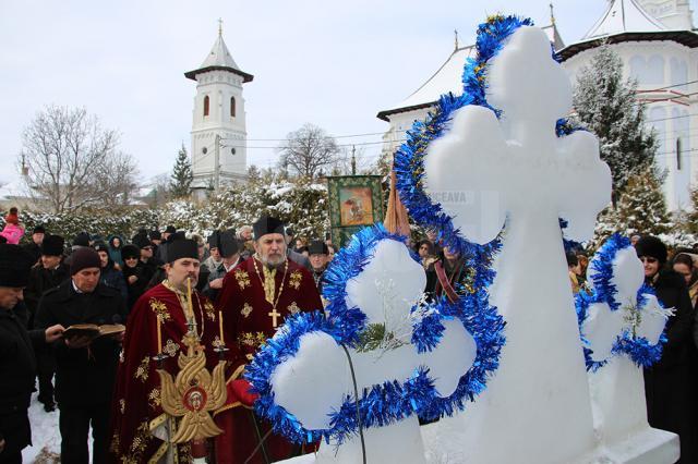 Preoții, pompierii voluntari şi credincioşi din Bosanci, în procesiune de sfinţire prin comună în ziua Botezului Domnului