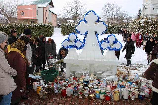 Preoții, pompierii voluntari şi credincioşi din Bosanci, în procesiune de sfinţire prin comună în ziua Botezului Domnului