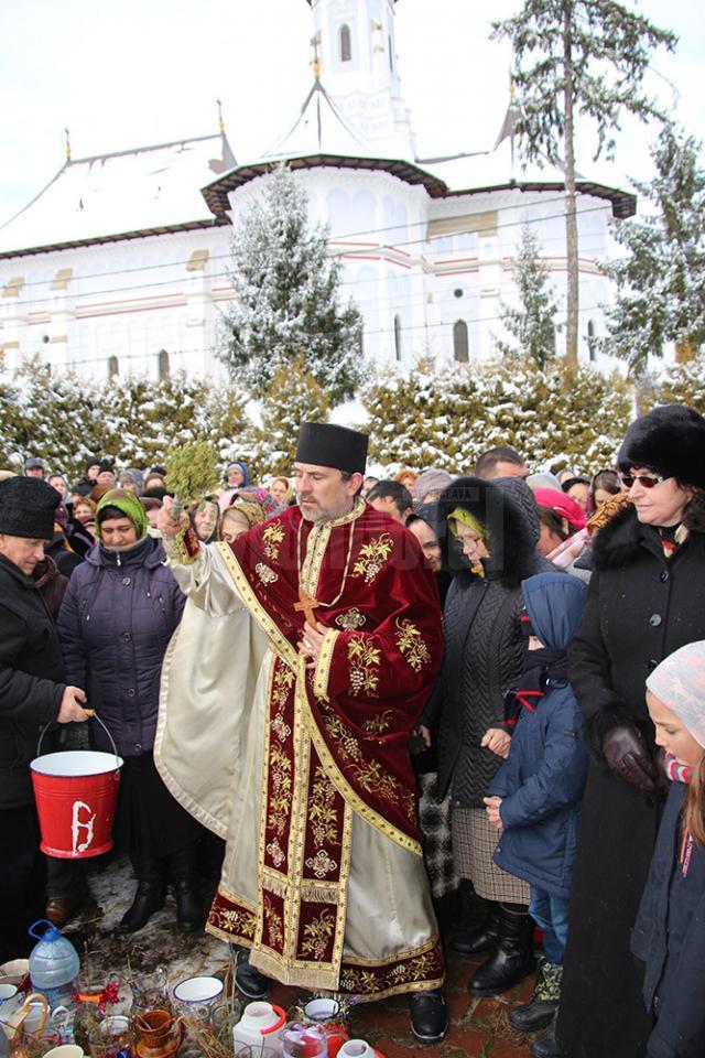 Preoții, pompierii voluntari şi credincioşi din Bosanci, în procesiune de sfinţire prin comună în ziua Botezului Domnului