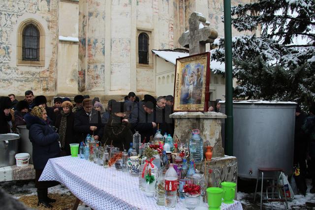 Sute de credincioşi au luat Agheasma Mare la Mănăstirea ”Sf. Ioan cel Nou de la Suceava”