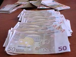 Un bărbat din Suceava a reclamat la poliţie că soţia lui şi amantul acesteia i-au furat din casă 1.850 de euro