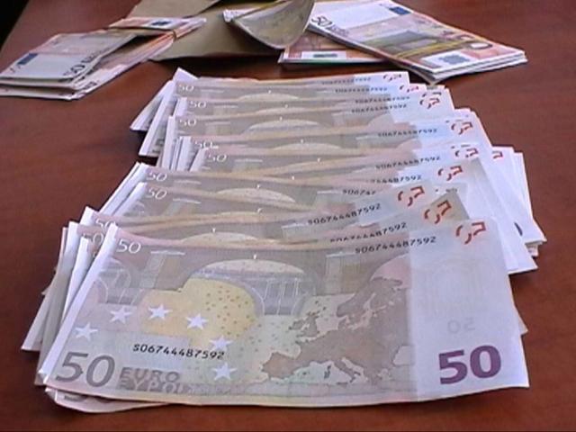 Un bărbat din Suceava a reclamat la poliţie că soţia lui şi amantul acesteia i-au furat din casă 1.850 de euro