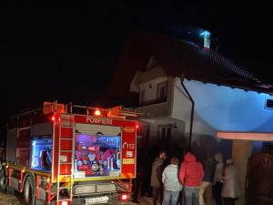 Intervenţie de la un incendiu provocat de un cos de fum supraîncălzit, în localitatea Humoreni