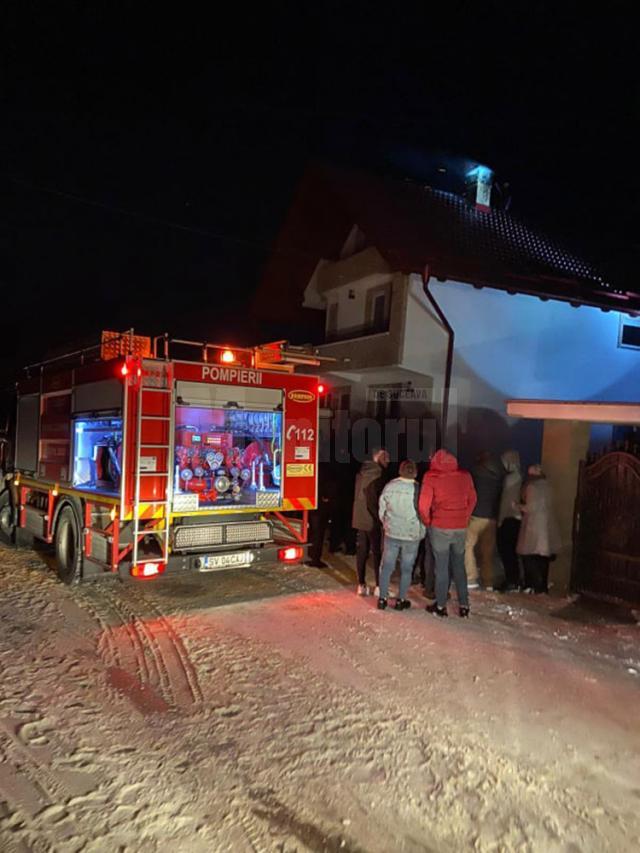 Intervenţie de la un incendiu provocat de un cos de fum supraîncălzit, în localitatea Humoreni