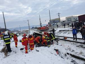 Salvatorii lucreaza pentru extragerea celei de-a doua victime a accidentului feroviar