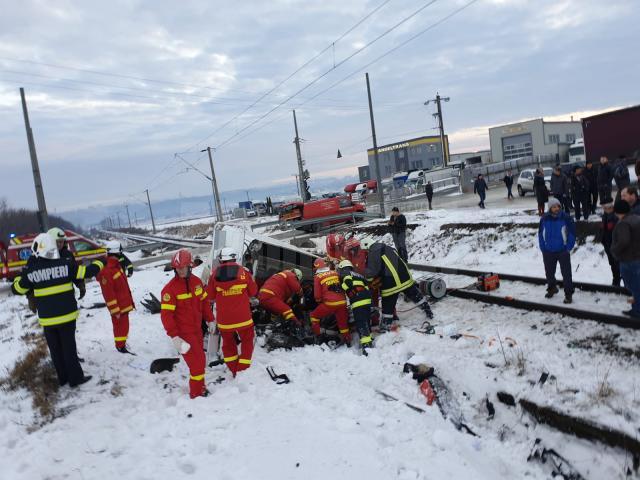 Salvatorii lucreaza pentru extragerea celei de-a doua victime a accidentului feroviar
