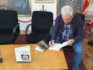 Emilian Marcu, proaspăt laureat al Academiei Române, cu premiul „Ion Creangă” pentru proză, și-a lansat două cărți la Suceava