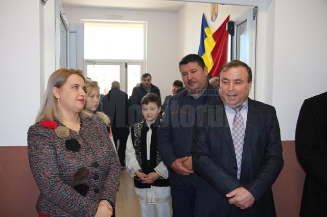 Tomiță Onisii (dreapta) a declarat că o preocupare a sa este modernizarea tuturor unităților şcolare din Liteni