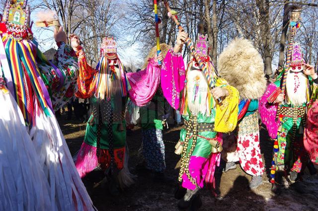 Renumitele măști din Ruginoasa, pe scena festivalului de la Drăgușeni