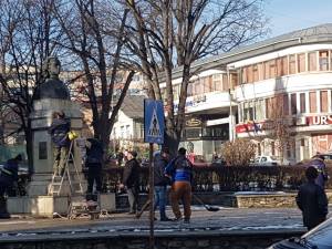 Operațiunea de „cosmetizare” a statuii lui Eminescu și a terenului din jurul acesteia, efectuată de Primăria Suceava 2