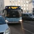 Mașina parcată în curba de la Policlinică a fost împinsă din drum de călătorii unui autobuz TPL, blocați  de mai bine de o oră