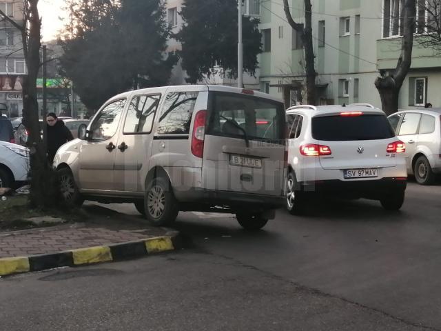 Mașina parcată în curba de la Policlinică a fost împinsă din drum de călătorii unui autobuz TPL, blocați  de mai bine de o oră