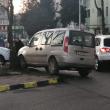 Traficul rutier, paralizat pe mai multe străzi din Suceava, din cauza unei autoutilitare parcate pe o bandă, în curbă, la Policlinică