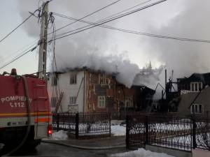 Incendiul a provocat pagube la două case