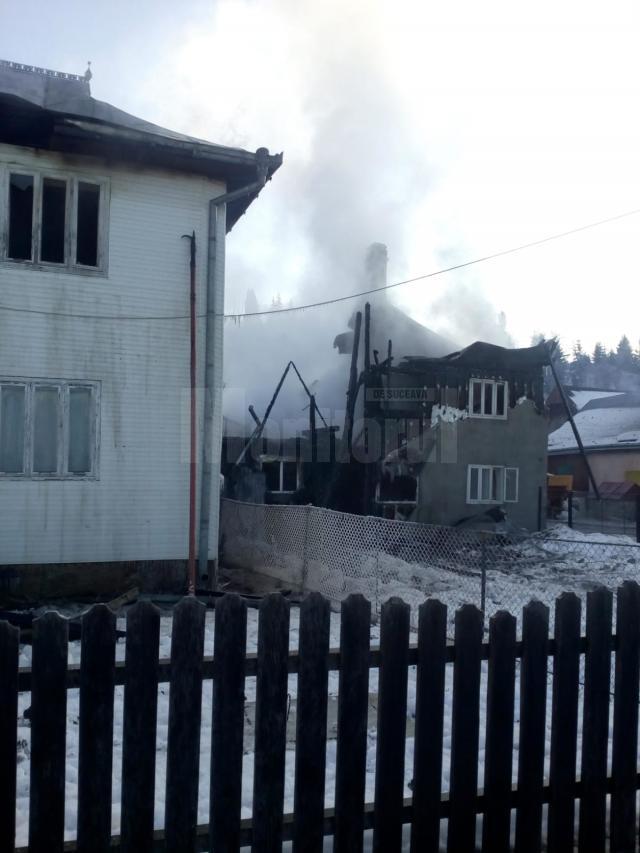 Pompierii, intervenție lungă și dificilă, începută la minus 14 grade Celsius, la un incendiu extins la două case