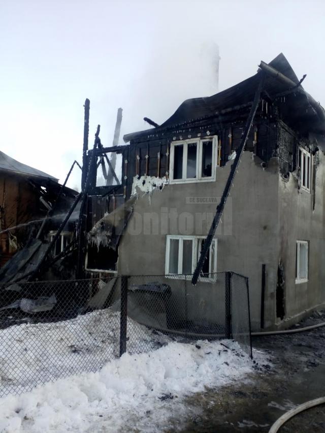 Pompierii, intervenție lungă și dificilă, începută la minus 14 grade Celsius, la un incendiu extins la două case