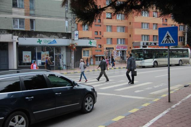 Controale printre pietonii care traversează neregulamentar şi şoferii care nu acordă prioritate, în municipiul Suceava