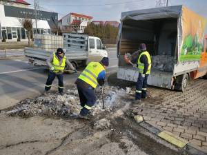 Campanie de curățenie stradală, ca de primăvară, demarată în plină iarnă