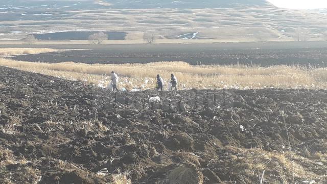 Câteva tone de deşeuri au acoperit câmpurile din jurul depozitului de la Moara