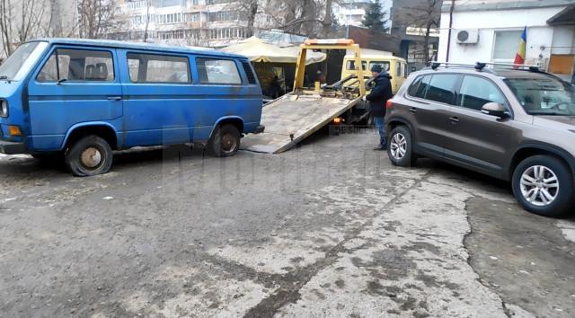 Ridicarea maşinilor abandonate în municipiul Suceava, reluată în forţă