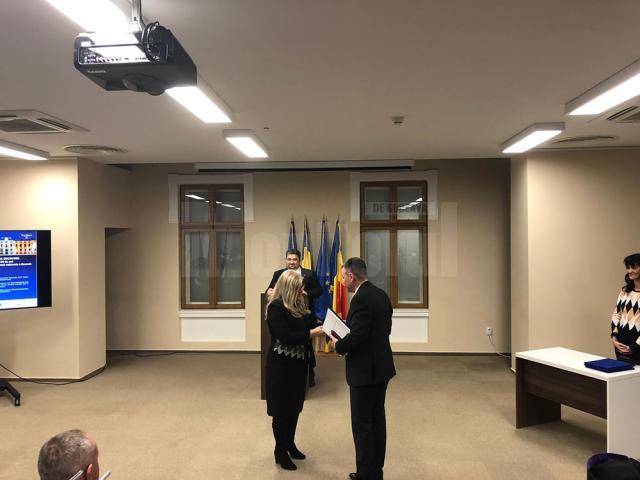 Managerul Palatului Culturii i-a dăruit ministrului Bogdan Gheorghiu un bănuț aurit