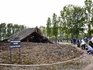 O lumanare si o piatra de aducere aminte a celor ucisi la  Auschwitz şi Birkenau - foto Andrei Klein