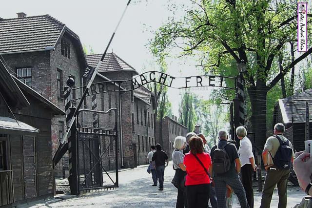 Celebra lozincă de la intrarea în lagarele naziste- Munca te face liber -la  Auschwitz şi Birkenau - foto Andrei Klein