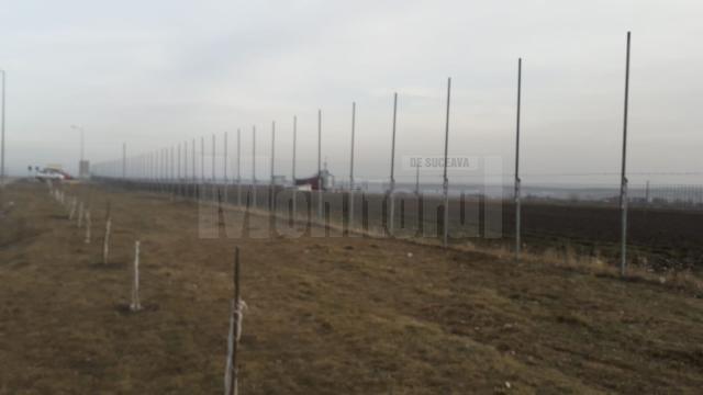 Gardul de protecţie se înalță cu 6 metri