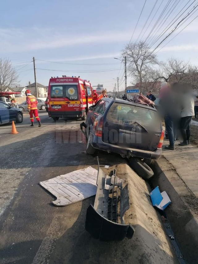 O persoana din autoturism a fosta ranita in urma impactului cu santul din beton